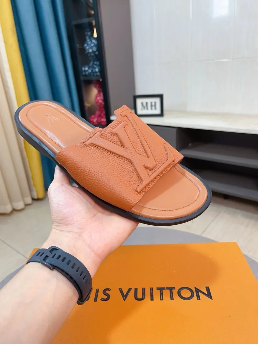 Men's shoes 💰340🌸🌸LV medium men's spring and summer slippers counter synchronization. The uppers are imported cowhide fabrics from Italy, logo graphics and high-quality craftsmanship. Soles: original soles specially provided by the original factory. Exclusive molded soles are super comfortable. Original factory single goods. 🔍🔍High quality. You can enter and exit the counter at will. Welcome to compare. Size 38-45
